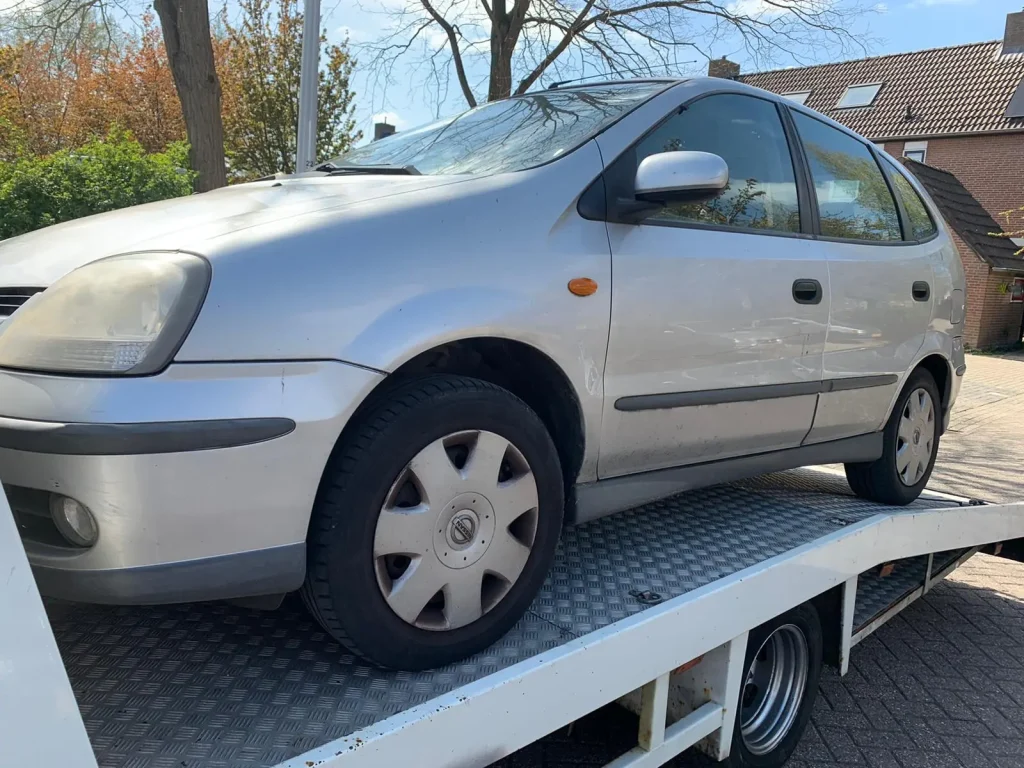 Auto op een oplader die is verkocht aan autoinkoopbv